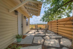 Cozy Casita! In Texas Famous 290 Winery Corridor!